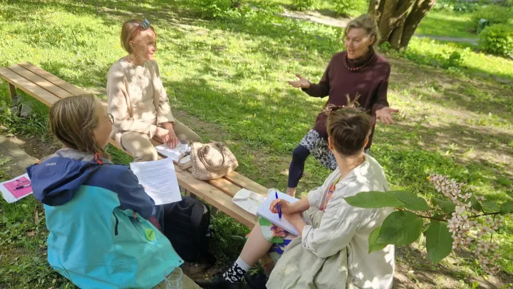 Teija Häyrynen, Leena Kangastalo, Riikka Karvonen ja Tiina Takkinen istuvat luonnossa ja ideoivat yhdessä podcastia.