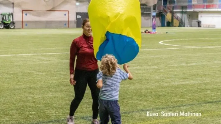 Lapsi leikkii leijalla.