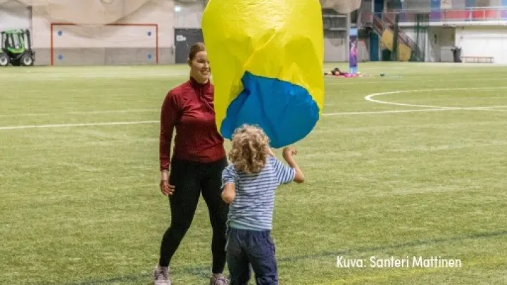 Lapsi leikkii leijalla.