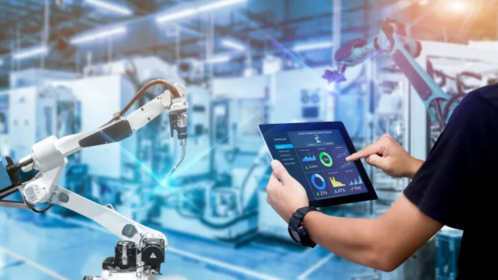 Tabletin avulla seurataan koneiden suorituskykyä ja analysoidaan tuotantodataa reaaliajassa
