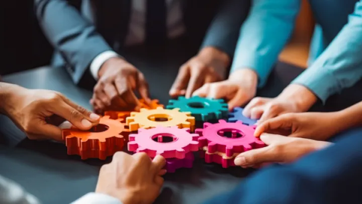 Kädet tuovat rattaita yhteen