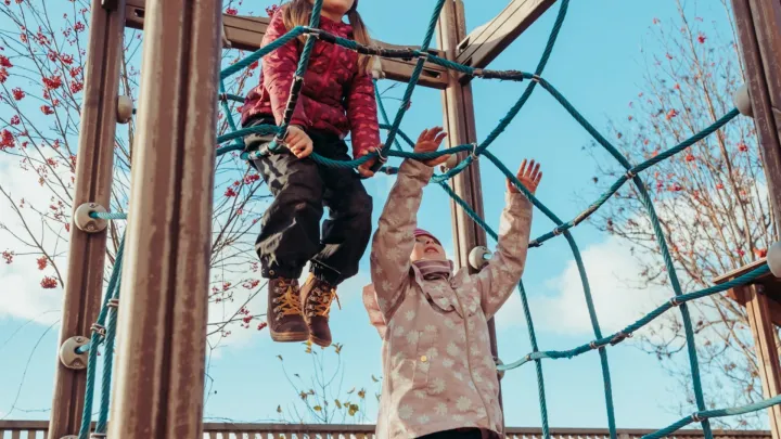Lapsia kiipeilytelineillä.
