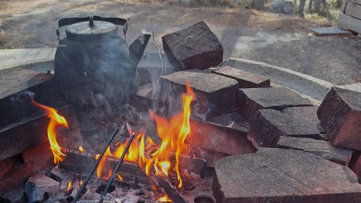 Nuotio ja kahvipannu