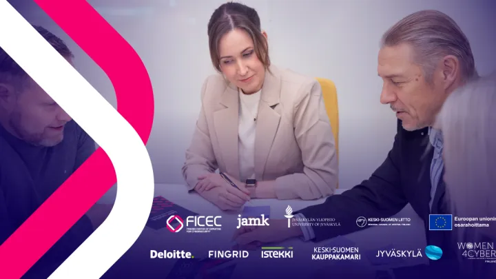 Ihmiset suunnittelevat yhdessä ja keskustelevat pöydän ääressä.