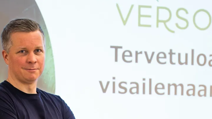 Visailuisäntä Magnus mali toivottaa tervetulleeksi Hotelli Versoon