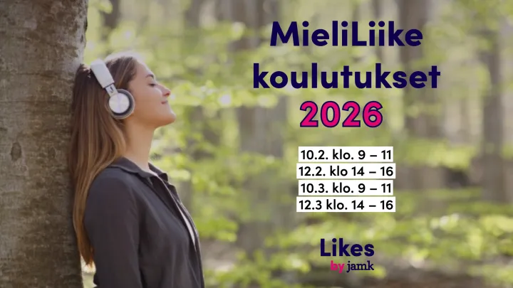 Henkilö nojaa puuhun metsässä kuulokkeet korvilla.