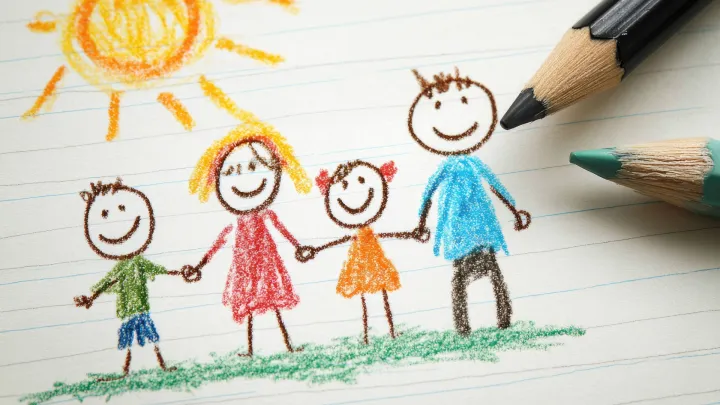 Lapsen tekemä piirros perheestä pitämässä toisiaan käsistä kiinni.