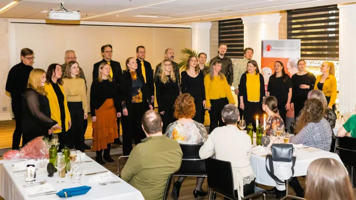 Kipinät-kuoro esiintymässä alumni-illallisella 12022026