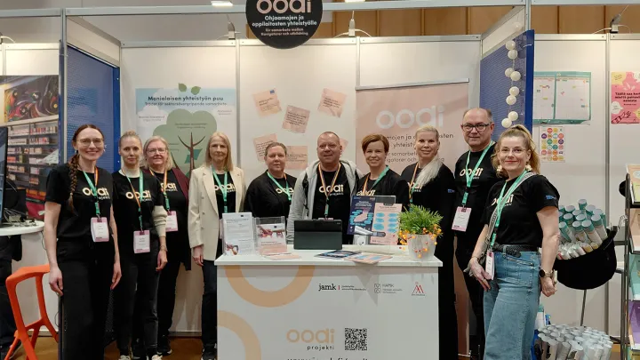 Oodi-projektin tiimi NUORI2026-tapahtuman näyttelypisteellä. 